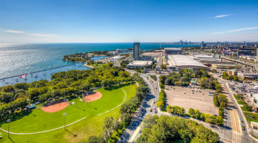 Experience Luxury Views at 3-Bedroom Lakeview Toronto Downtown Penthouse